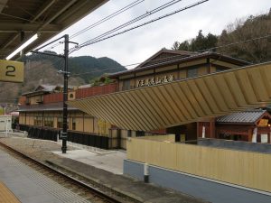 京王高尾山温泉 極楽湯 外観 京王線高尾山口駅のホームから撮影