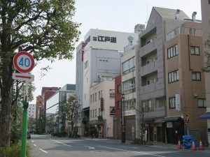 両国湯屋 江戸遊 建物外観 中央の細長いビルです