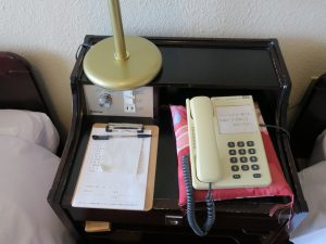伊豆山温泉 うみのホテル中田屋 ツインルーム ベッド脇のサイドテーブル