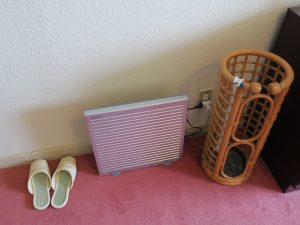 伊豆山温泉 うみのホテル中田屋 ツインルーム デスク脇 空気清浄機とコンセントがあります