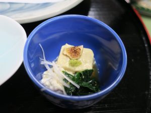 伊豆山温泉 うみのホテル中田屋 夕食 茶わん蒸しかと思ったら、煮物の湯葉でした