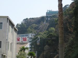 アタミロープウェイ 両側の車両が交互に昇り降りします