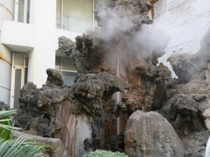 大湯間欠泉 お湯が噴出した瞬間