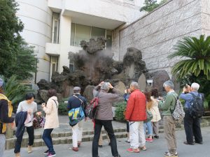 大湯間欠泉 お湯が噴出すると人だかりができます