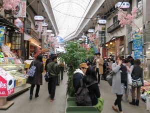 熱海 平和通り商店街 観光客でごった返しています