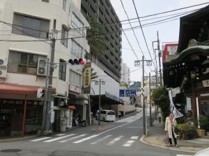 熱海 温泉街 何とも昭和の雰囲気のホテルがあります