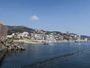 熱海 マリンスパあたみバス停付近からサンビーチを眺める