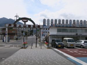 しなの鉄道線 戸倉駅 駅前広場と「歓迎 戸倉上山田温泉」の看板