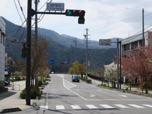 千曲市戸倉庁舎入口交差点 戸倉上山田温泉へはここを直進します