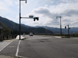 大正橋交差点 戸倉上山田温泉へはここを直進して大正橋を渡ります