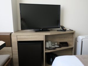 長野東急REIホテル ダブルルーム テレビと冷蔵庫、コップと電気ケトル