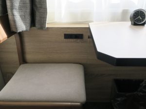 長野東急REIホテル ダブルルーム テーブ脇のコンセントとLANケーブル接続