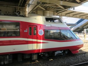 長野電鉄 1000系 特急ゆけむり 先頭車を横から 信州中野駅にて