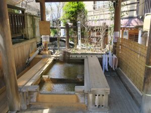 渋温泉 足湯のぶとまる 湯船