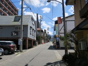 湯田中温泉 温泉旅館が見え、ようやく温泉地らしくなってきました