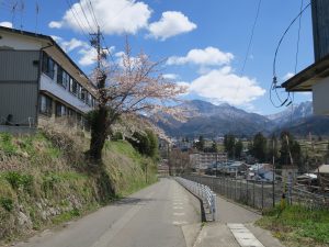 湯田中温泉 渋温泉へはこの坂を下ります