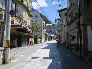 渋温泉 石畳を更に歩くと、温泉地らしい光景が見えてきました