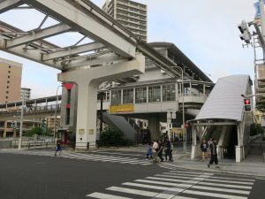 ゆいレール 牧志駅 駅舎 向かって左側が那覇市の中心街です