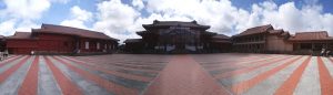 首里城公園 御庭のパノラマ写真 左から順に、北殿、正殿、南殿・番所です