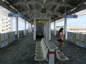 ゆいレール 赤嶺駅 ホーム 1番線は牧志・おもろまち・首里方面行きの列車が発着します 2番線は那覇空港方面行きの列車が発着します