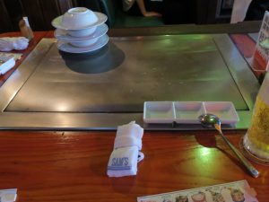 SAM'S MAUI 鉄板焼 店内 各テーブルに鉄板があります