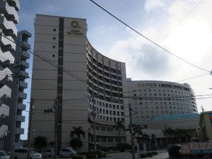 ロワジールホテル那覇 建物 手前がイースト館とスパタワー 奥が本館です