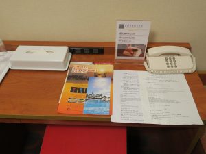 ロワジールホテル那覇 ベイサイドカジュアルツイン デスク コンセントが2つありますが、有線LANは使えません