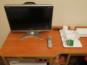 ロワジールホテル那覇 ベイサイドカジュアルツイン テレビ回り ポット専用のコンセントがあります