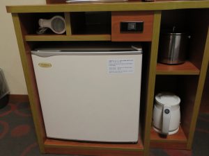 ロワジールホテル那覇 ベイサイドカジュアルツイン テレビの下 冷蔵庫とドライヤ、アイスボックスと電気ケトルがあります