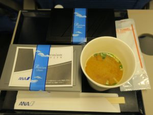 那覇-羽田 プレミアムクラスのお食事 2段重が分かれて出てきました