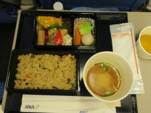 那覇-羽田 プレミアムクラスのお食事 暖かい食事と聞いていたのですが、暖かいのはご飯だけでした