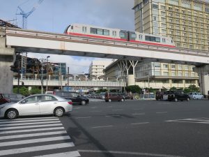 沖縄都市モノレール ゆいレール 旭橋駅付近にて