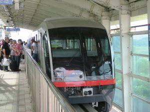 沖縄都市モノレール ゆいレール 前面 那覇空港駅にて