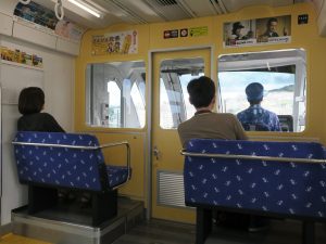 沖縄都市モノレール ゆいレール 前面 ちょうど正面に向いて座席が確保されています