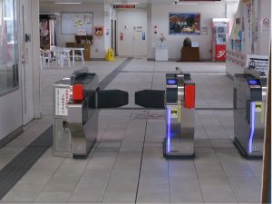 沖縄都市モノレール ゆいレール 自動改札機 磁気カードリーダはなく、ICカードリーダーとQRコードリーダーがついています