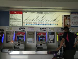 ゆいレール 那覇空港駅 運賃表と自動券売機