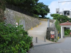 首里城公園 工事車両入り繰り 首里城へは更に先に行ったところから入ります