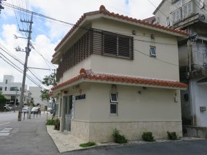 沖縄県警 首里交番 沖縄県ですから交番もこのデザインです