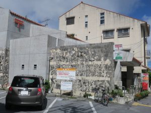 沖縄県 那覇市 首里当蔵郵便局 沖縄県ですから郵便局もこのデザインです