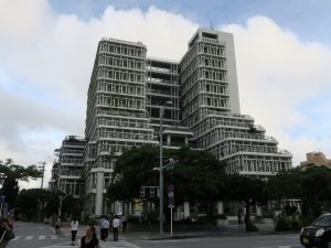 那覇市役所 リウボウの前に建っています