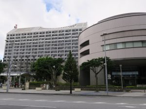 沖縄県庁 那覇市役所の隣に建っています