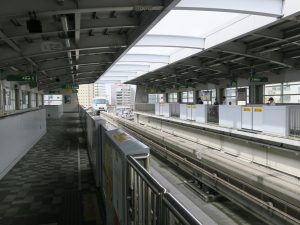 ゆいレール 旭橋駅 ホーム 1番線は牧志・おもろまち・首里方面行きの列車が発着します 2番線は那覇空港方面行きの列車が発着します