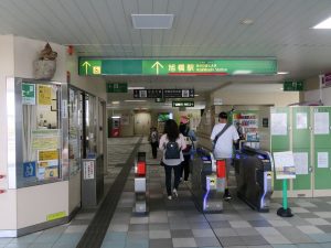 ゆいレール 旭橋駅 改札口 ICカードリーダーとQRコードリーダーがついた自動改札機が並びます