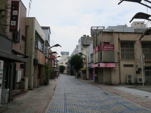 群馬県前橋市の繁華街 開いている店は少なく、人通りは皆無でした
