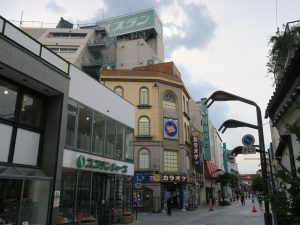 群馬県前橋市の繁華街 スズラン百貨店付近 この辺りだけかろうじて人通りがあります