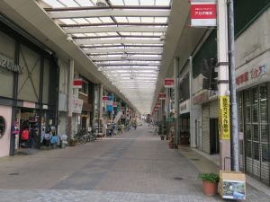 群馬県前橋市の繁華街 中央通り かろうじて人通りがあるものの半分ぐらいの店が閉まっています
