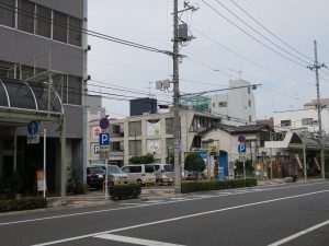 群馬県前橋市の繁華街 アーケードが途切れて、そこが駐車場になっていました