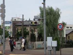 群馬県前橋市の繁華街 横向きの歩行者信号