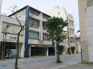 群馬県前橋市の繁華街 スズランの前の建物 日よけが朽ち果てていました