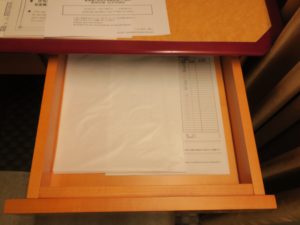 ホテル阪神 シングルルーム 右側の引き出し ランドリの申込書が置いてあります